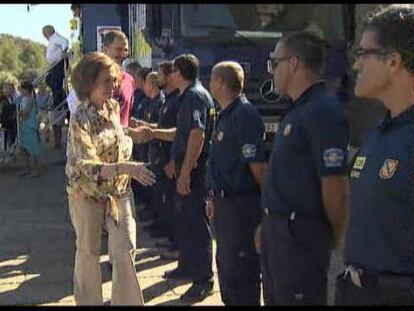 La Reina, el Príncipe y la Infanta Elena se han desplazado esta mañana junto al presidente balear, José Ramón Bauzá, a la zona quemada por el fuego de la sierra de Tramuntana de Mallorca.