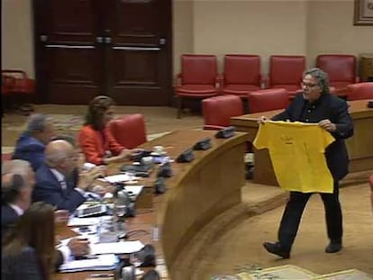 Tardá regala a Margallo una camiseta independentista en el debate del Peñón