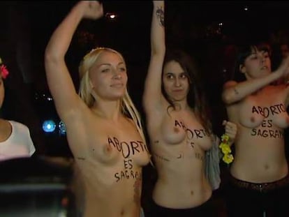 Las activistas de FEMEN tras quedar libres.