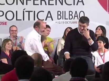 Una militante castellano-manchega plantea ante Rubalcaba la necesidad de celebrar primarias cuanto antes para "generar ilusión y confianza". "Necesitamos una figura que no se le pueda echar en cara nada de los Gobiernos anteriores", añadió.