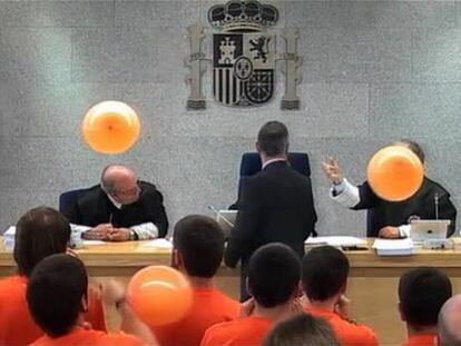 Protesta con globos naranjas en el comienzo del juicio contra Segi