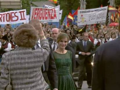 Una protesta republicana recibe a los Príncipes en el teatro Campoamor
