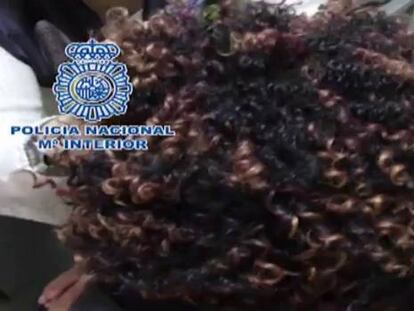 Dos detenidas en el aeropuerto de Barajas con cocaína bajo la peluca