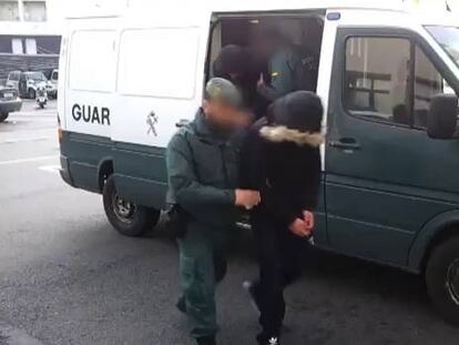 La Guardia Civil traslada a uno de los detenidos.