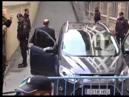 La Infanta llega en coche y sonriente a la puerta del juzgado