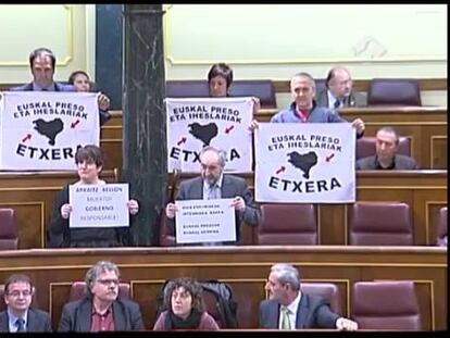 Los diputados de Amaiur exhiben carteles por el acercamiento de los presos de ETA
