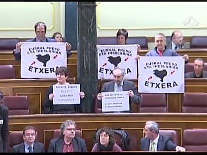 Los diputados de Amaiur exhiben carteles por el acercamiento de los presos de ETA