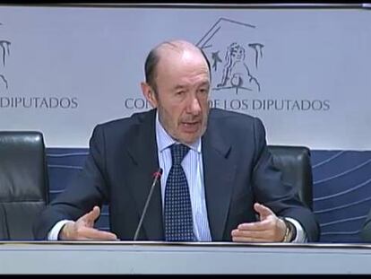 Rubalcaba: “Votar cada 15 días ‘Viva la Constitución’ no arregla Cataluña”