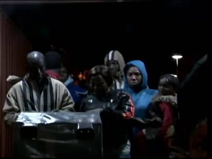 El Centro de Estancia Temporal de Inmigrantes (CETI) de Melilla ha aminorado la saturación que sufría. Un centenar de 'sin papeles' ha recibido una tarjeta de embarque hacia la Península. Algunos de ellos llevaban viviendo en las instalaciones más de tres años.