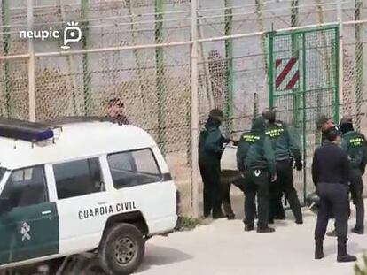 Guardias civiles expulsan a un inmigrante a Marruecos.
