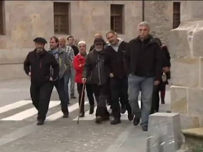 Jesús María Uribetxebarria Bolinaga (with walking stick) arrives in court on Thursday.