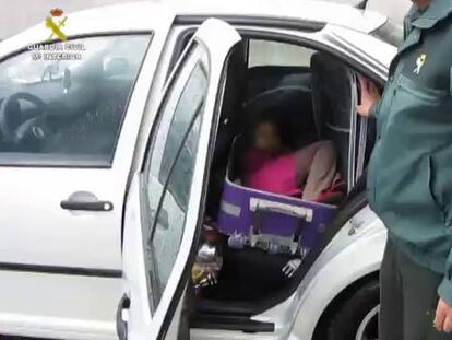 Un padre esconde a su hija en una maleta para su entrada ilegal en España