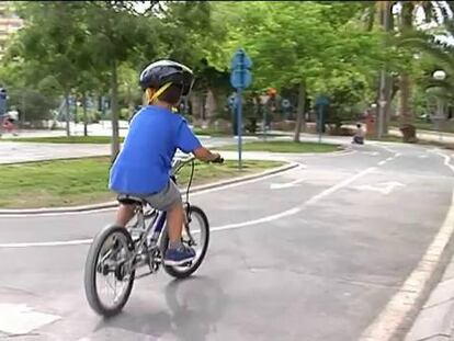 El casco ciclista para menores de 16 es obligatorio desde este viernes