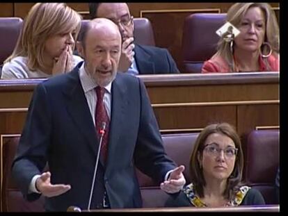 Rajoy y Rubalcaba chocan en el Congreso con los argumentos de las europeas