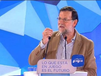 El presidente ha afirmado que “no se puede tirar un voto ni votar opciones pequeñas”. Rajoy ha señalado que “estas están muy bien, pero luego son totalmente inútiles”. Y ha añadido: “Hay que estar en las grandes fuerzas políticas. Tirar el voto en unas europeas es una tentación que pueden tener algunos. Pero no conduce absolutamente a nada”.
