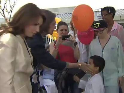La Reina Sofía y la esposa del presidente de México Angélica Rivera visitan a los niños en el hospital de La Paz.