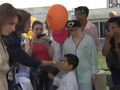 La Reina Sofía y la esposa del presidente de México Angélica Rivera visitan a los niños en el hospital de La Paz.