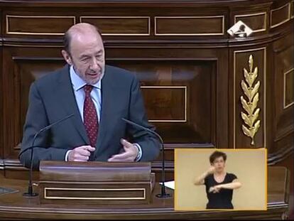 El líder del PSOE, Alfredo Pérez Rubalcaba, durante su intervención en el pleno del Congreso.