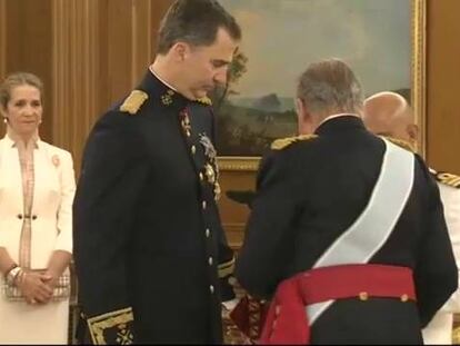 El Rey don Juan Carlos impone la faja roja de general a Felipe VI