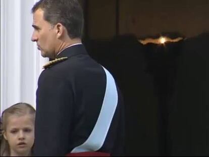 Felipe VI espera en la puerta de la Zarzuela para dirigirse al Congreso