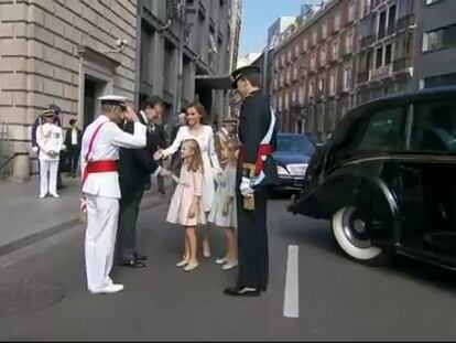 Mariano Rajoy recibe a Felipe VI a las puertas del hemiciclo