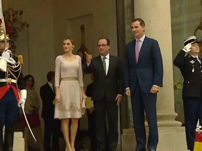 Los Reyes, junto al presidente francés, François Hollande.