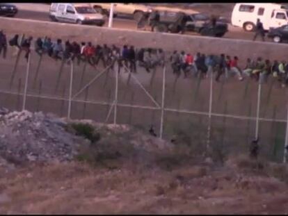 Unos 600 inmigrantes intentan un nuevo salto a la valla de Melilla