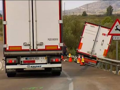 Restos del accidente ocurrido en Castellón. / D. C. (EFE)