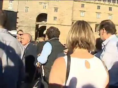 Abucheos frente al hotel de la canciller