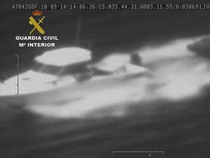 Espectacular persecución y abordaje nocturno de un yate con hachís