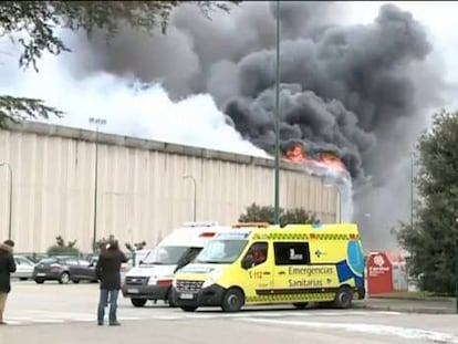 La fábrica de Campofrío en Burgos, durante el incendio.