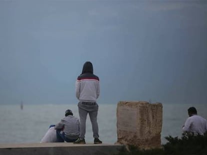 Buscadores de fardos de hachís en la costa de Chiclana.