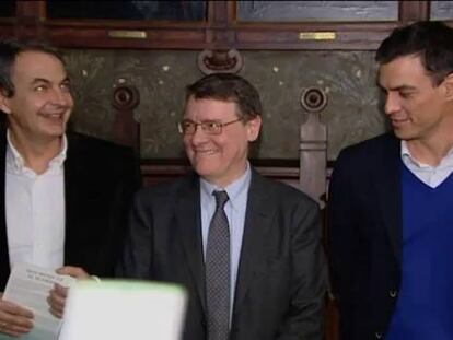 Pedro Sánchez y José Luis Rodríguez Zapatero se saludan con una palmada en la espalda en la presentación del libro de Jordi Sevilla