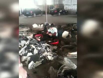 Una mujer clasifica residuos mediante la quema manual de plásticos industriales en un vertedero de China.