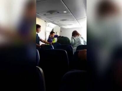 Footage showing alleged police aggression against an undocumented migrant on a deportation flight to Dominican Republic.
