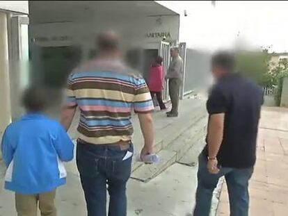 L'Aboud, de vuit anys, va entrar a Espanya en una maleta.