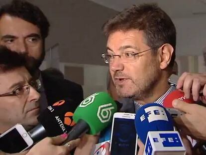 El ministro de Justicia Rafael Catalá, declara ante la prensa.
