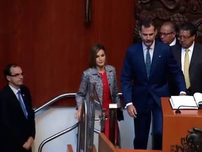 Los Reyes visitan el Senado mexicano.