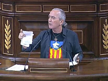 Sabino Cuadra, diputado de Amaiur, rompe unas páginas de la Constitución en el Congreso.