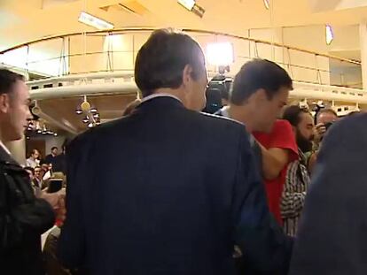 Zapatero arropa a Pedro Sánchez mientras Aznar ataca a Rajoy