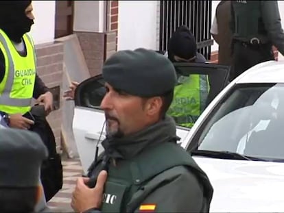 Un equipo de la Guardia Civil durante el operativo.