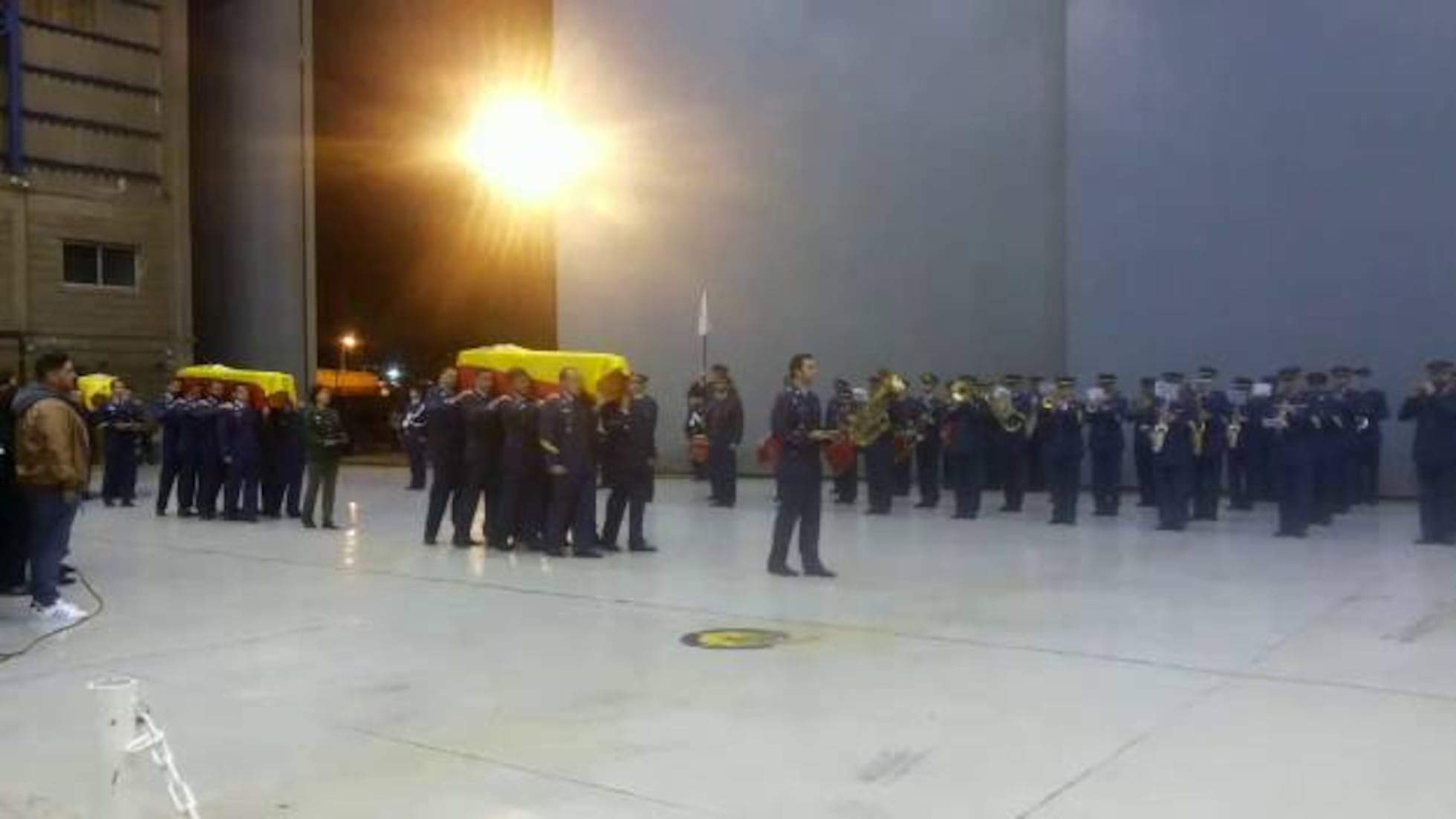 Gando acoge el funeral por los tres militares muertos en el helicóptero