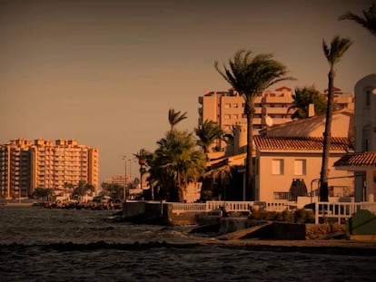 Una casa al borde del Mar Menor en La Manga (Murcia).