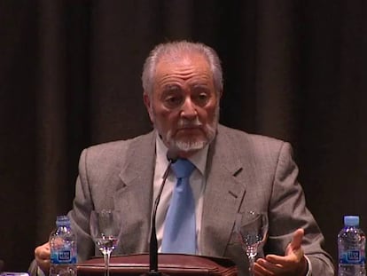 Anguita lamenta las “malditas siglas” que han impedido la unidad