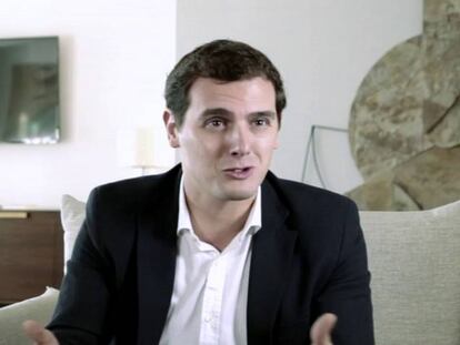Los niños preguntas a los políticos en la campaña de Save The Children.