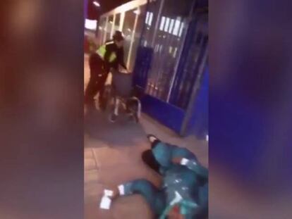 Dos policies retornen una dona que va entrar a Melilla tirant-la a terra