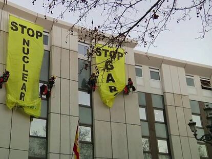 Activistas de Greenpeace en el Consejo de Seguridad Nuclear.
