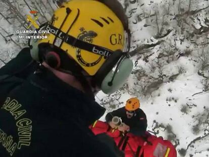 La Guardia Civil rescata a uno de los dos excursionistas.