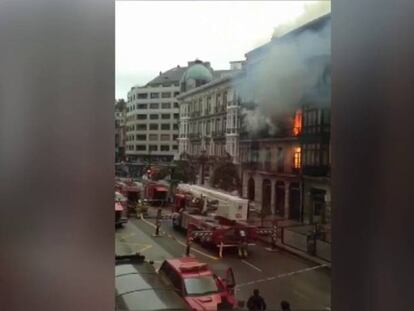 Muere un bombero al desplomarse un edificio en llamas en el centro de Oviedo