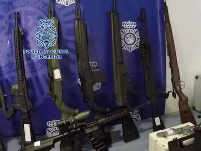 La policía halla decenas de fusiles de asalto en un caserío de Bizkaia